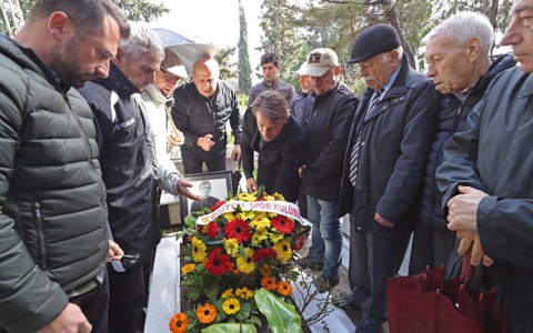 Ali Artuner'i Mezarı Başında Andık