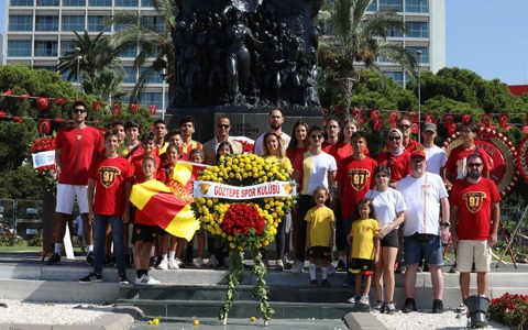 İzmir'imizin Kurtuluşunun 100. Yıl Dönümünde Atatürk Anıtı'na Çelenk BIraktık